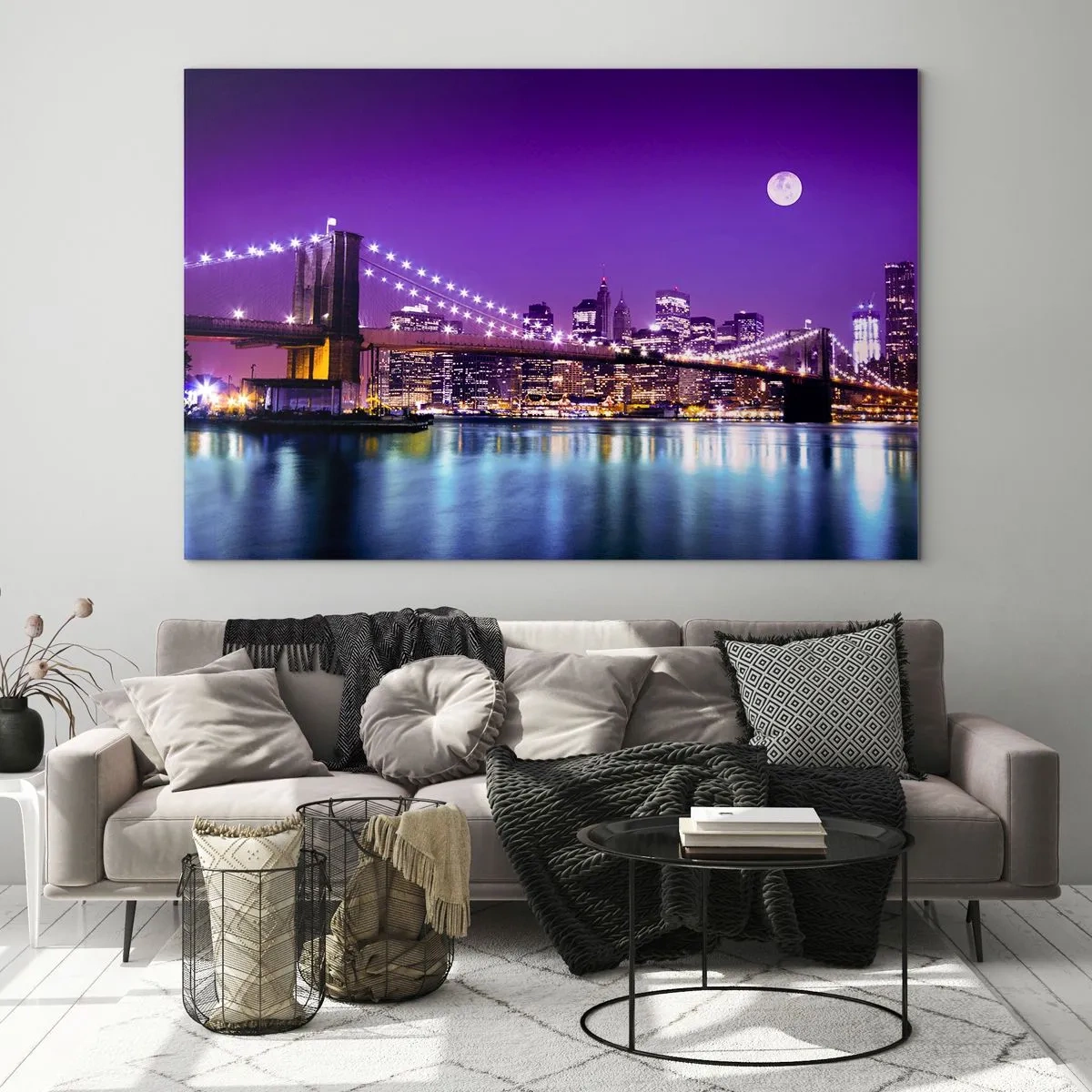 Quadro em vidro - Ponte do Brooklyn e Manhattan à noite em tons de roxo - 70x50cm - Luzes de uma grande cidade em roxo - Decoração de parede moderna para a sala de estar e quarto ARTTOR