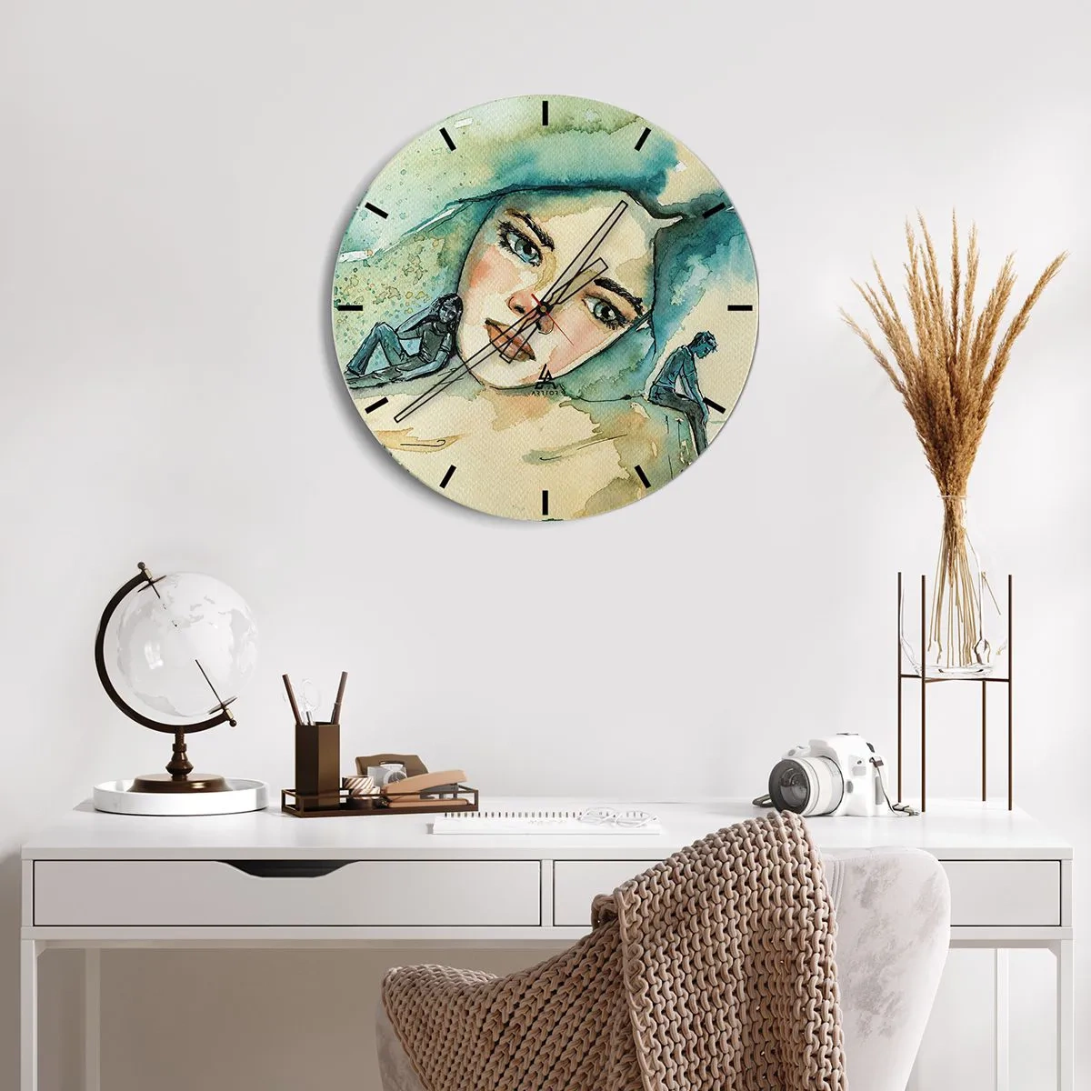 Relógio de parede - Relógio em vidro - Retrato artístico de uma mulher e silhuetas em tons de azul - 30x30cm - Am I blue? - Decoração de parede moderna para a sala de estar, cozinha e quarto ARTTOR