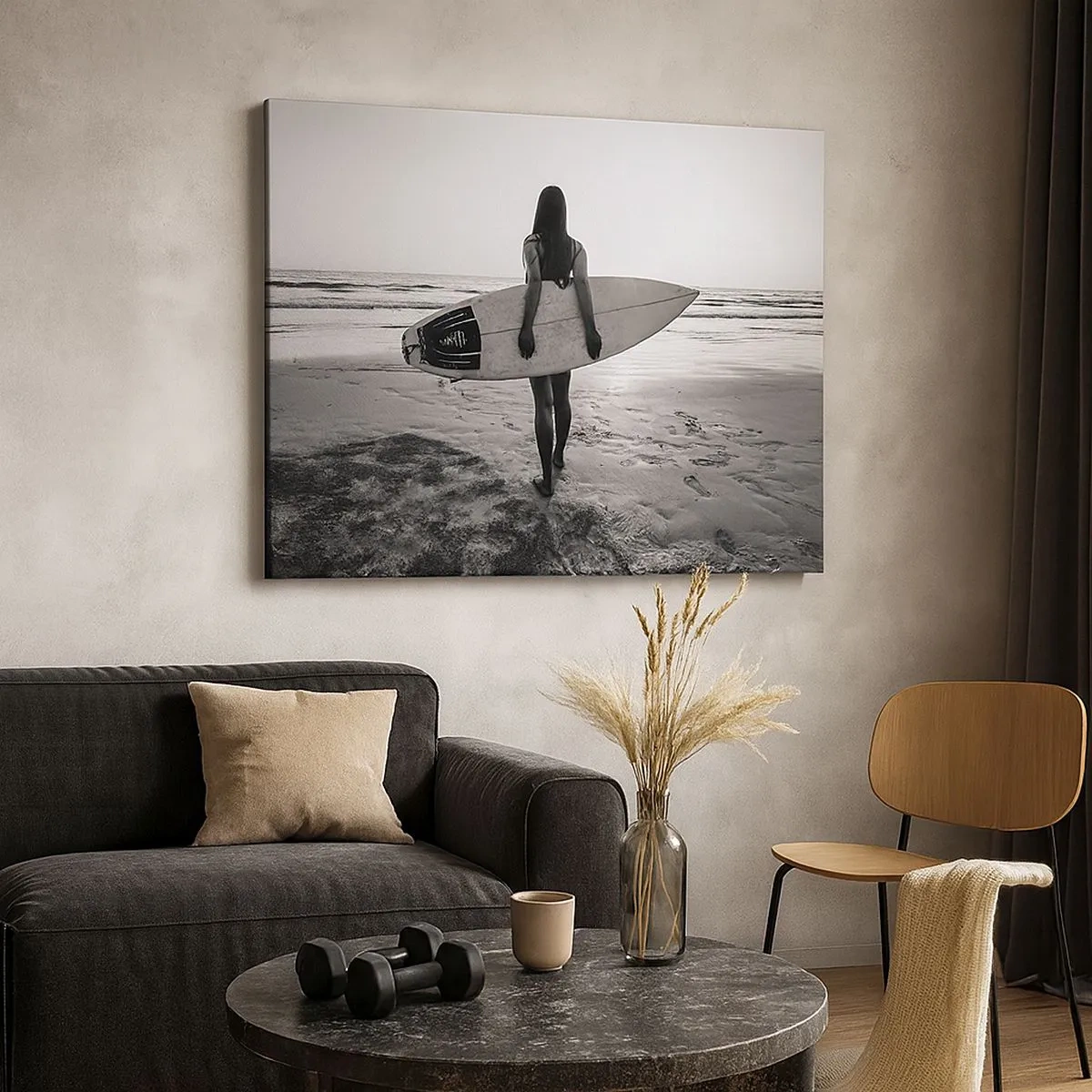 Quadro em tela - Mulher com prancha de surfe na praia em preto e branco - 70x50cm - Filha da onda do mar - Decoração de parede moderna para a sala de estar e quarto ARTTOR