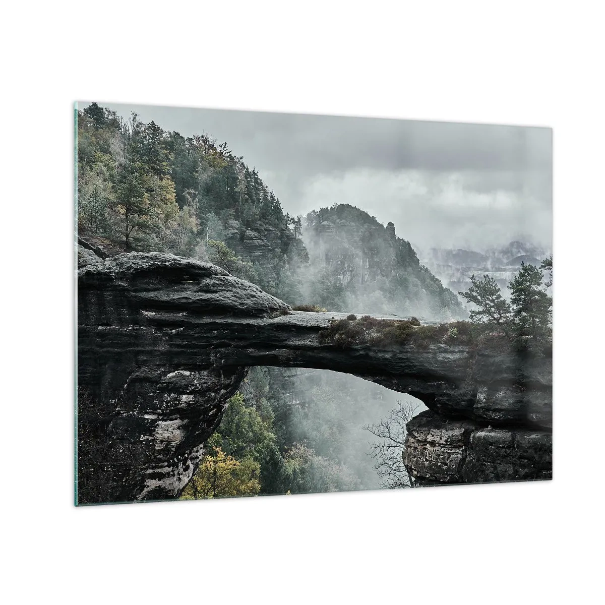 Quadro em vidro - Uma ponte de pedra entre montanhas enevoadas e uma paisagem florestal - 70x50cm - A aventura está prestes a começar - Decoração de parede moderna para a sala de estar e quarto ARTTOR