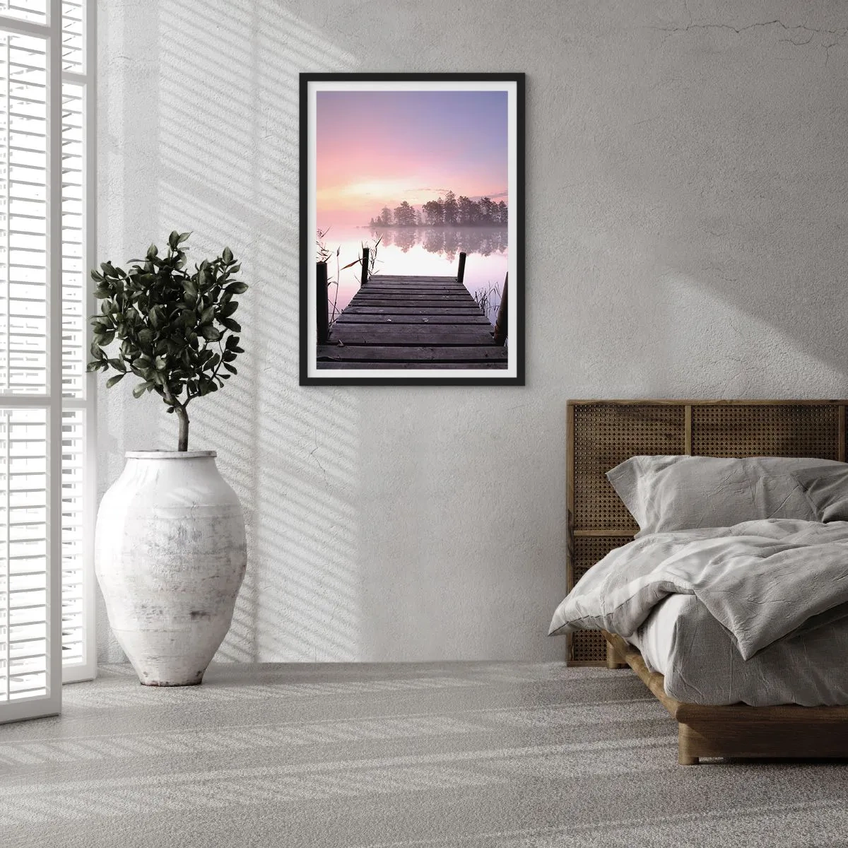 Pôster com moldura preta - Um píer à beira do lago em cores pastéis pela manhã - 50x70cm - Da névoa lilás... - Decoração de parede moderna para a sala de estar e quarto ARTTOR