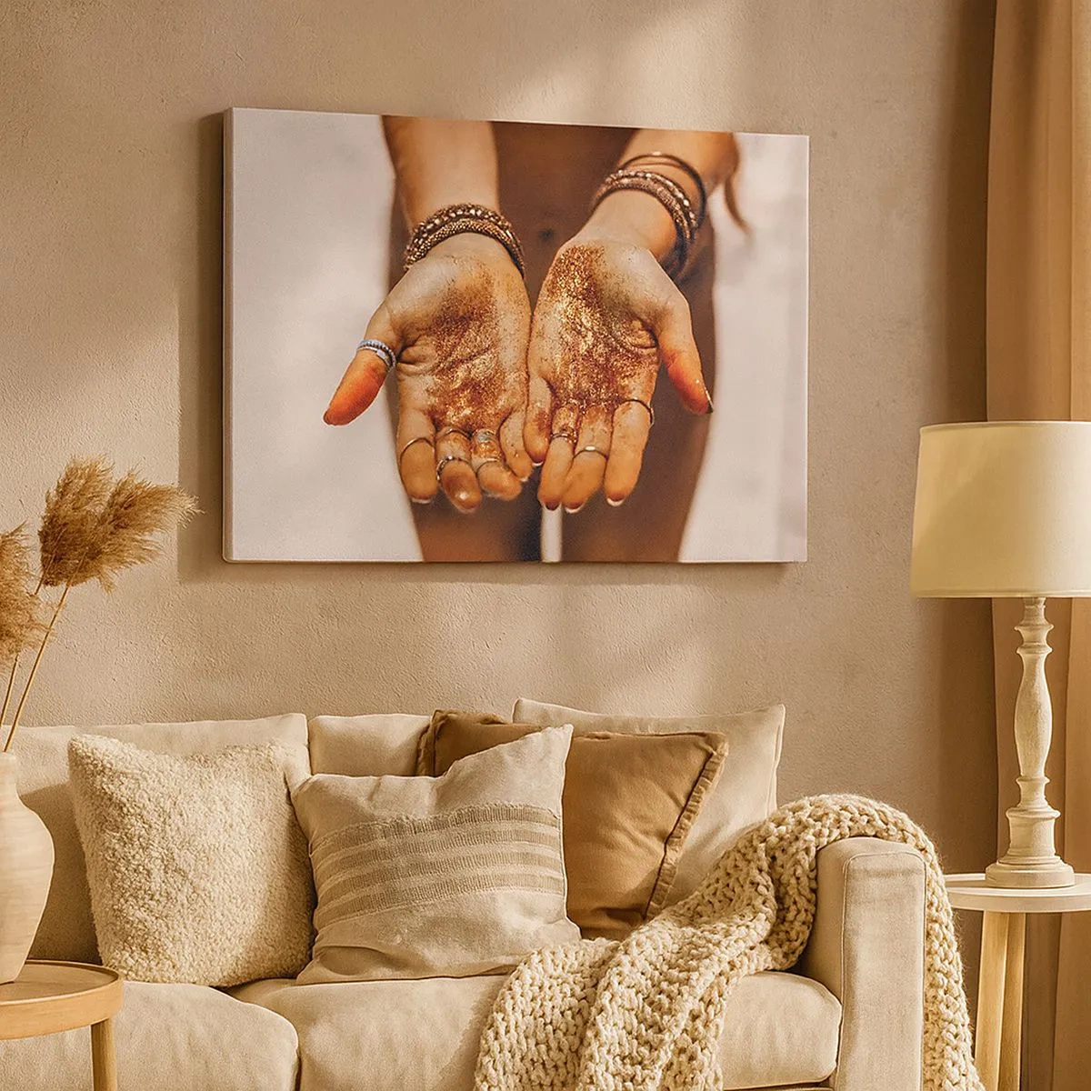 Quadro em tela - Close-up de mãos com glitter em tons quentes - 70x50cm - Um presente para si - Decoração de parede moderna para a sala de estar e quarto ARTTOR