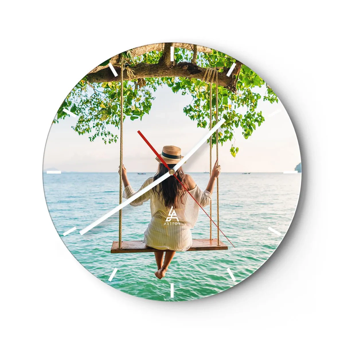 Relógio de parede - Relógio em vidro - Mulher em um balanço à beira-mar em um cenário de verão - 30x30cm - A vida é bela - Decoração de parede moderna para a sala de estar, cozinha e quarto ARTTOR