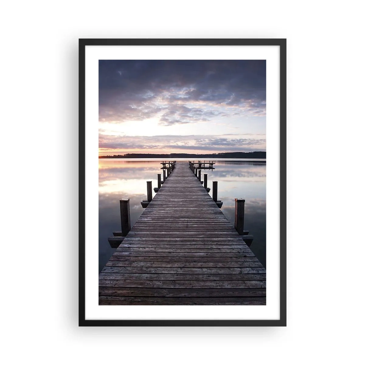 Pôster com moldura preta - Um cais de madeira sobre um lago calmo ao pôr do sol - 50x70cm - A tranquila fronteira do dia e da noite - Decoração de parede moderna para a sala de estar e quarto ARTTOR
