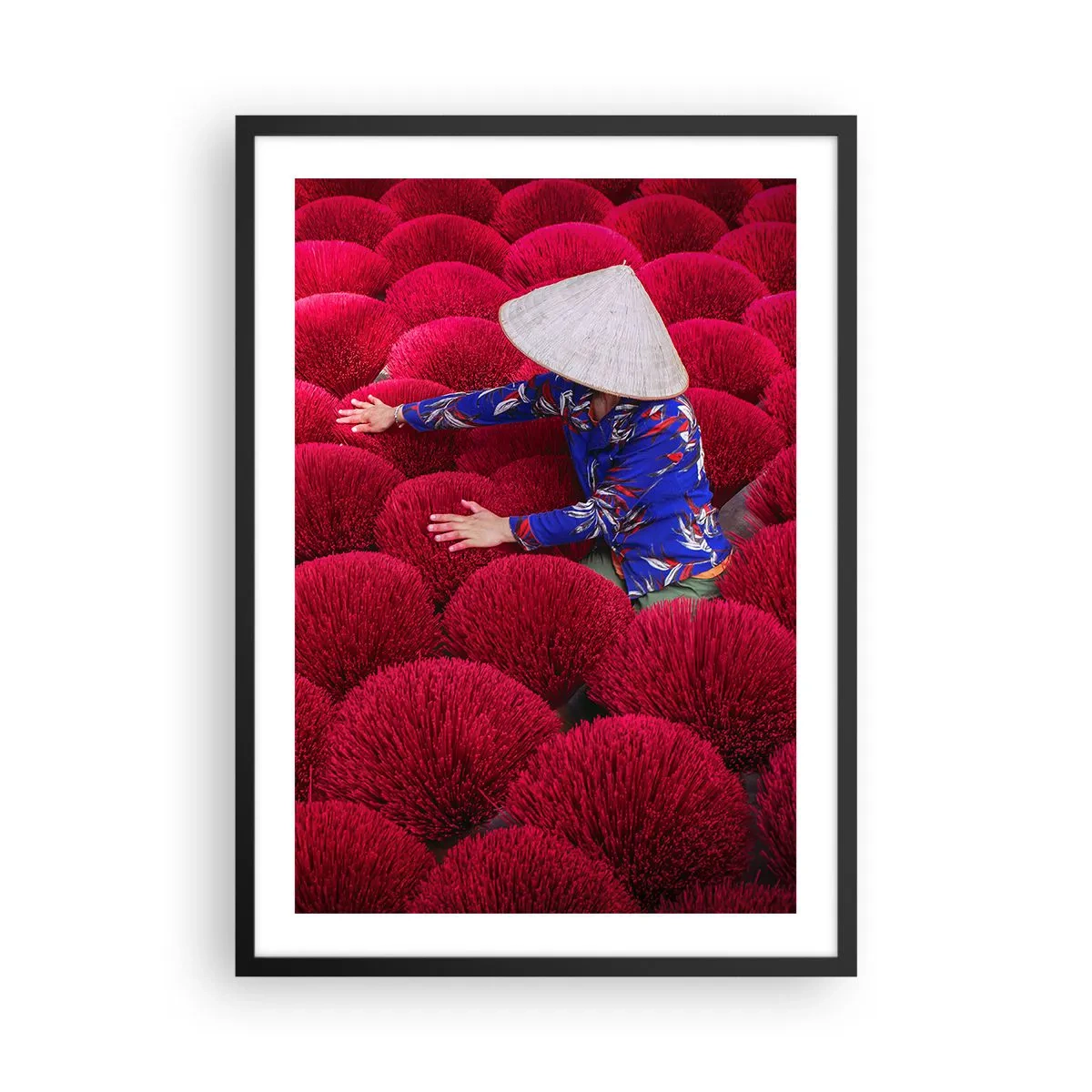 Pôster com moldura preta - Uma figura com um chapéu contra um fundo de incensos vermelhos - 50x70cm - No campo de arroz - Decoração de parede moderna para a sala de estar e quarto ARTTOR