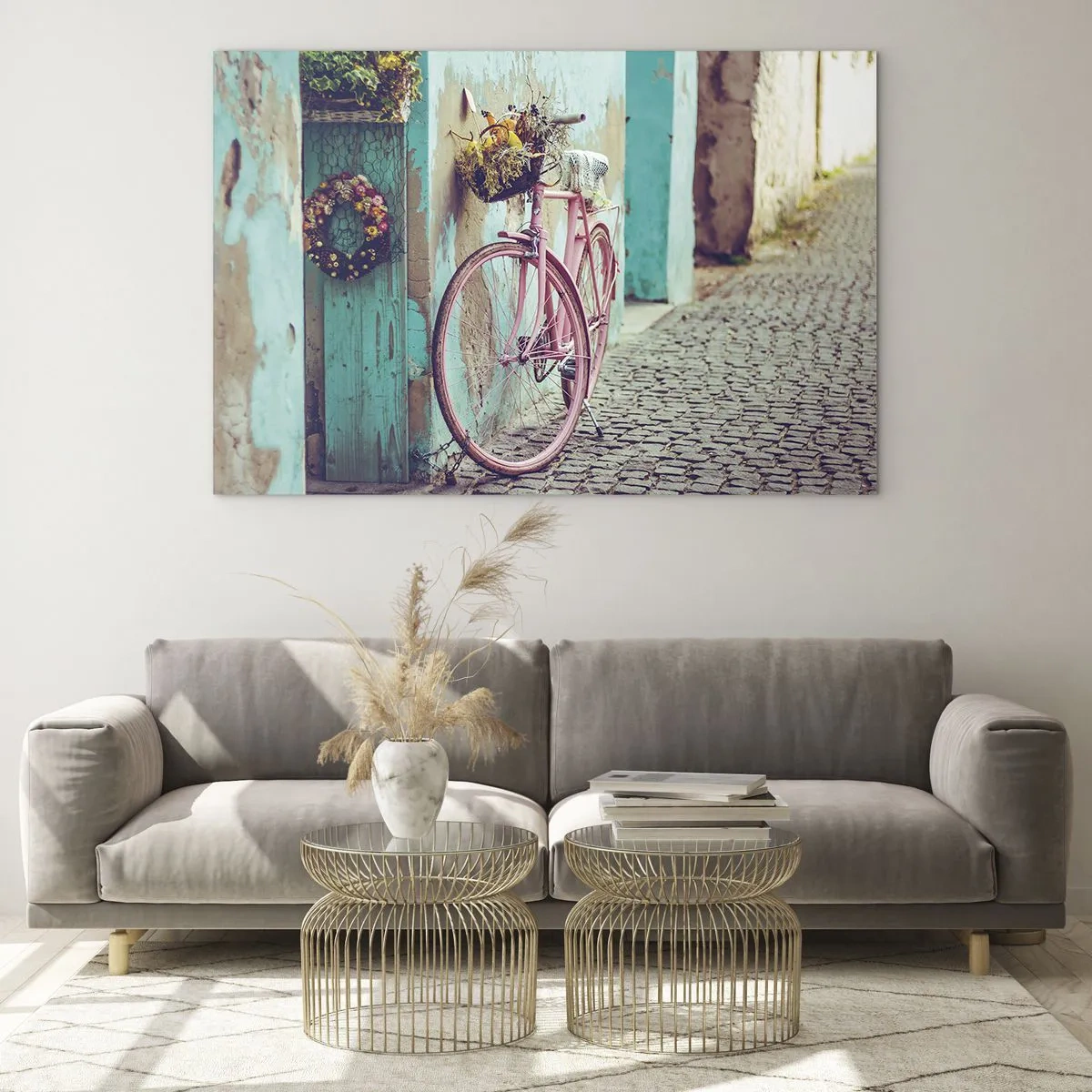 Quadro em vidro - Uma bicicleta rosa encostada em uma parede com flores em cestos, sobre um fundo pastel. - 70x50cm - Volto logo - Decoração de parede moderna para a sala de estar e quarto ARTTOR