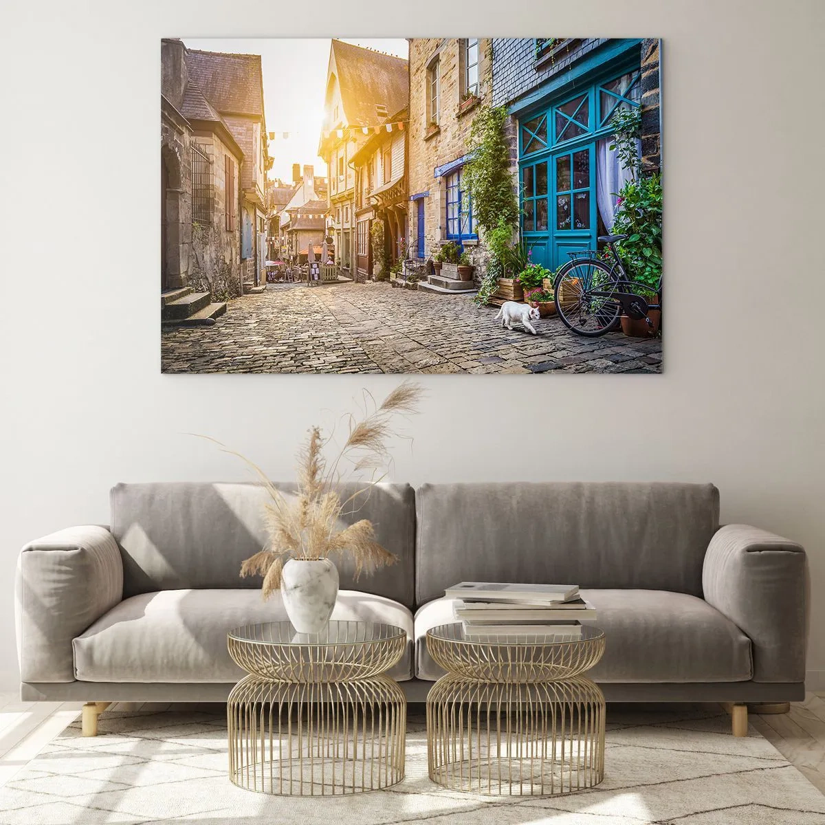 Quadro em vidro - Uma rua charmosa na cidade com um gato branco e uma bicicleta - 70x50cm - O espírito branco da cidade - Decoração de parede moderna para a sala de estar e quarto ARTTOR