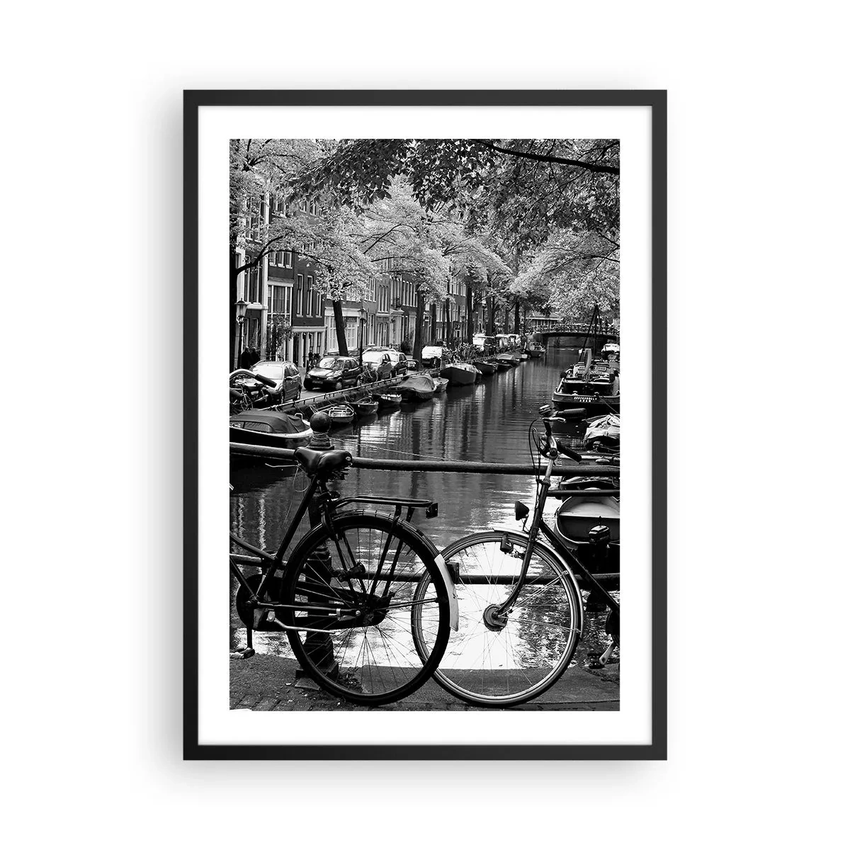 Pôster com moldura preta - Vista em preto e branco de um canal com bicicletas em Amsterdã - 50x70cm - Vista muito holandesa - Decoração de parede moderna para a sala de estar e quarto ARTTOR