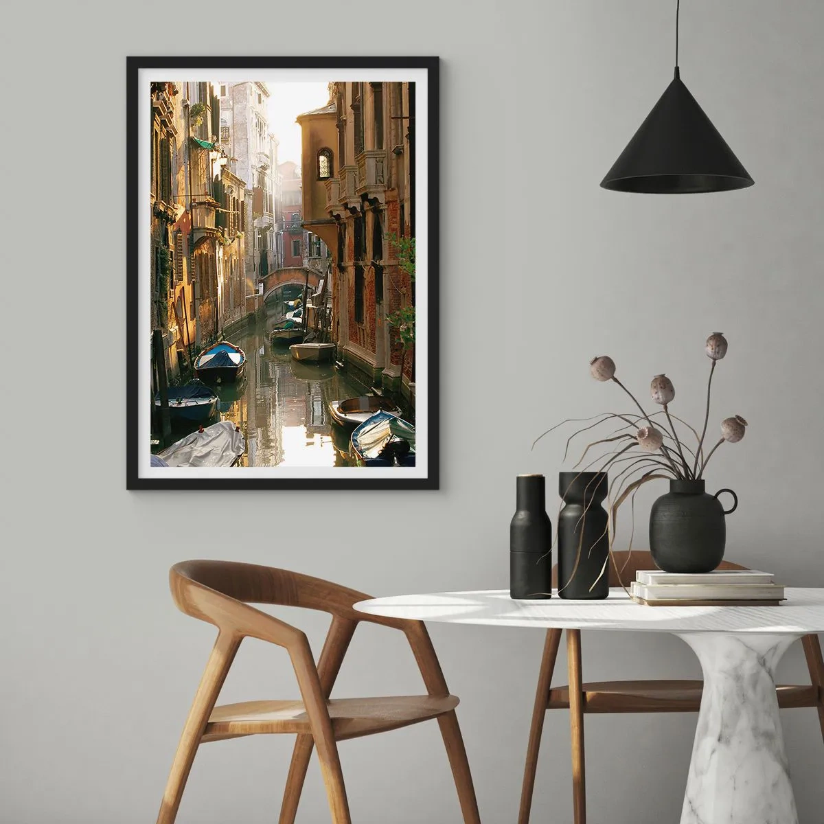 Pôster com moldura preta - Um canal veneziano cercado por casas históricas - 50x70cm - Em um beco veneziano - Decoração de parede moderna para a sala de estar e quarto ARTTOR