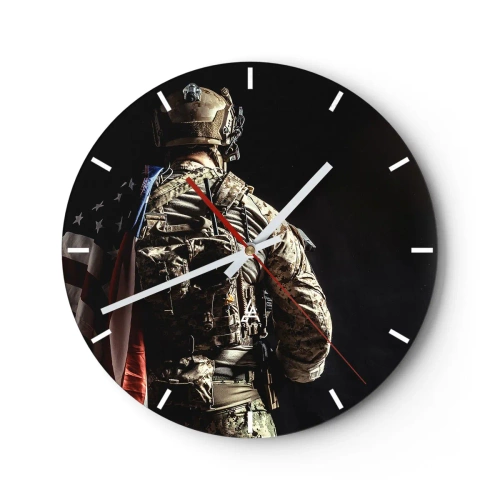 Relógio de parede - Relógio em vidro - Um soldado uniformizado com uma mochila e uma bandeira contra um fundo escuro - 30x30cm - É por isso  - Decoração de parede moderna para a sala de estar, cozinha e quarto ARTTOR