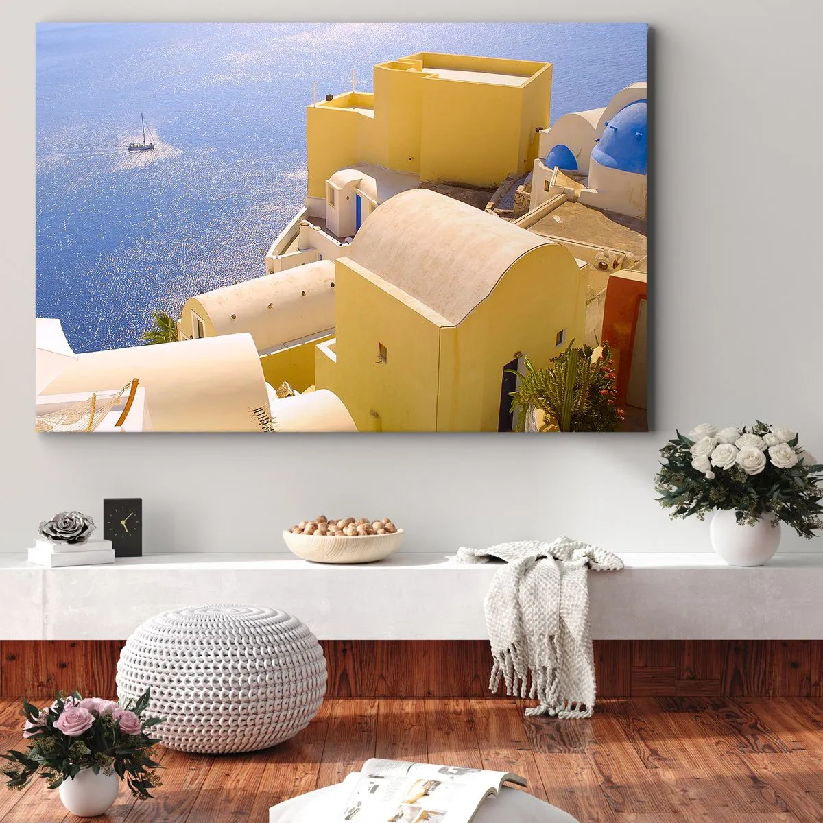 Quadro em tela - Arquitetura grega com vista para o mar e um barco ao fundo - 70x50cm - Paisagem grega em branco e azul - Decoração de parede moderna para a sala de estar e quarto ARTTOR