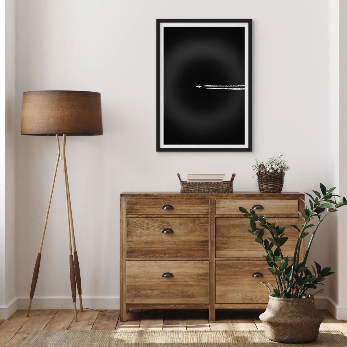 Pôster com moldura preta - Um avião voando contra um fundo preto, deixando rastros de condensação para trás. - 50x70cm - Em outra dimensão - Decoração de parede moderna para a sala de estar e quarto ARTTOR