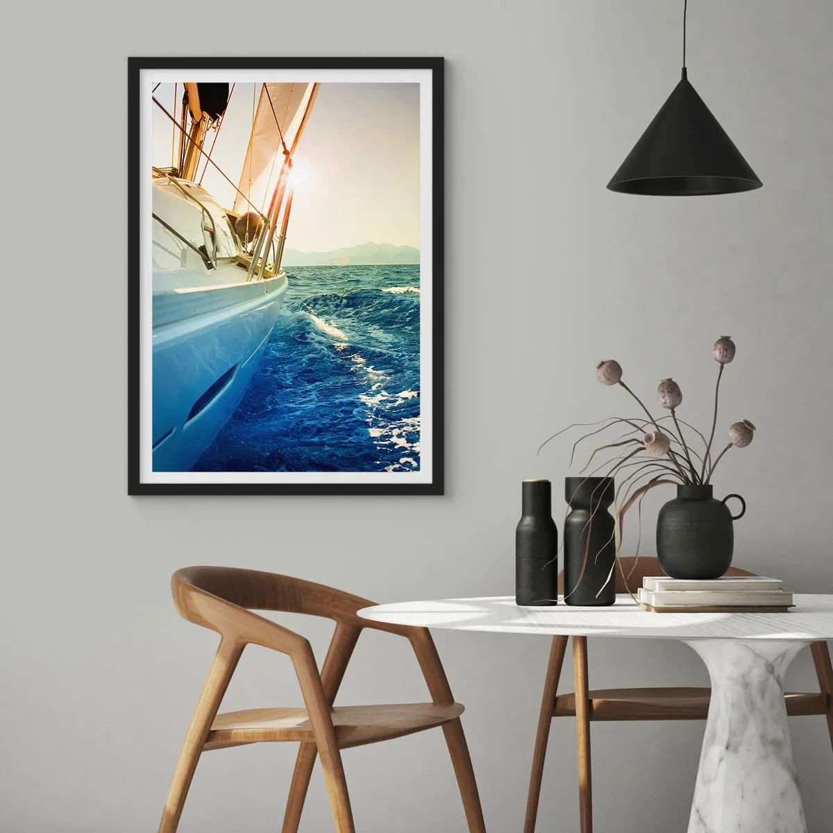 Pôster com moldura preta - Um iate navegando por um mar calmo sob a luz quente do sol - 50x70cm - Depois da aventura - Decoração de parede moderna para a sala de estar e quarto ARTTOR