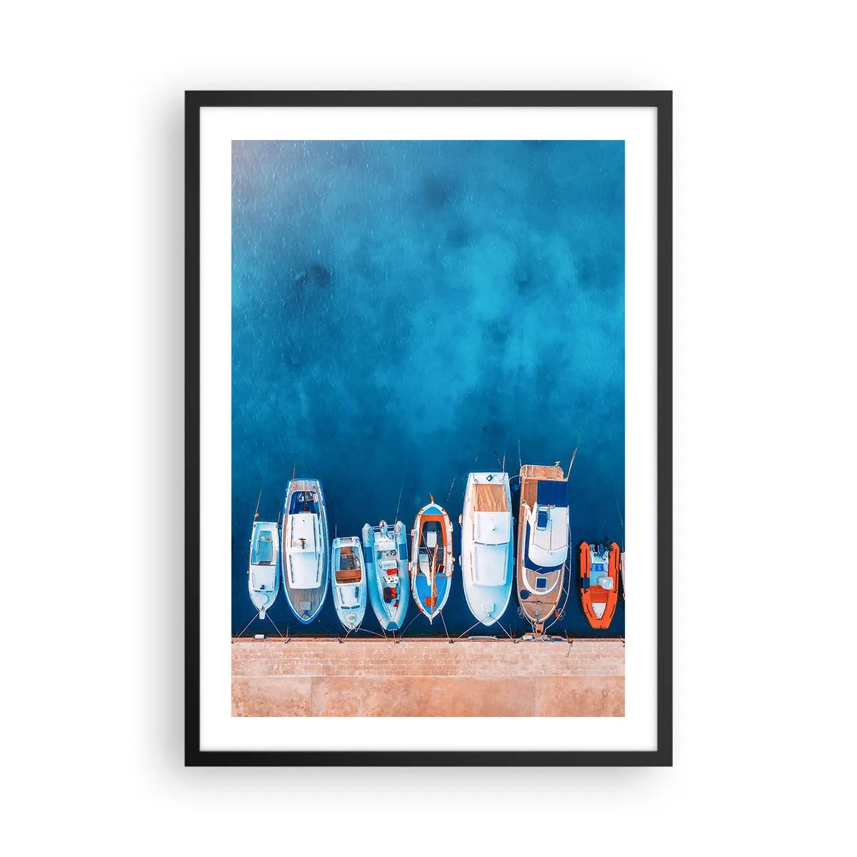 Pôster com moldura preta - Uma vista aérea de barcos atracados em uma baía azul - 50x70cm - Em uma fileira - Decoração de parede moderna para a sala de estar e quarto ARTTOR