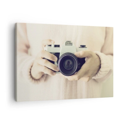Quadro em tela - Câmera retro nas mãos contra um fundo claro - 70x50cm - Para ver mais... - Decoração de parede moderna para a sala de estar e quarto ARTTOR