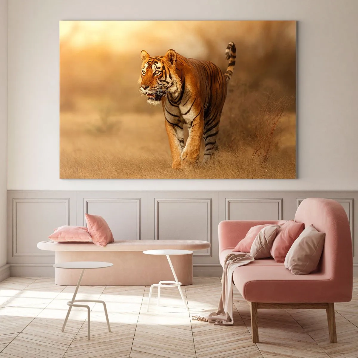 Quadro em vidro - Tigre em luz dourada contra um fundo de savana seca - 70x50cm - Antes do ataque - Decoração de parede moderna para a sala de estar e quarto ARTTOR