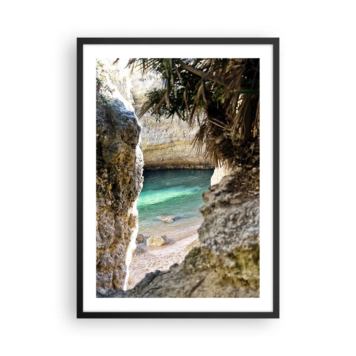 Pôster com moldura preta - Vista da praia escondida através de uma fenda rochosa - 50x70cm - Baía turquesa - Decoração de parede moderna para a sala de estar e quarto ARTTOR