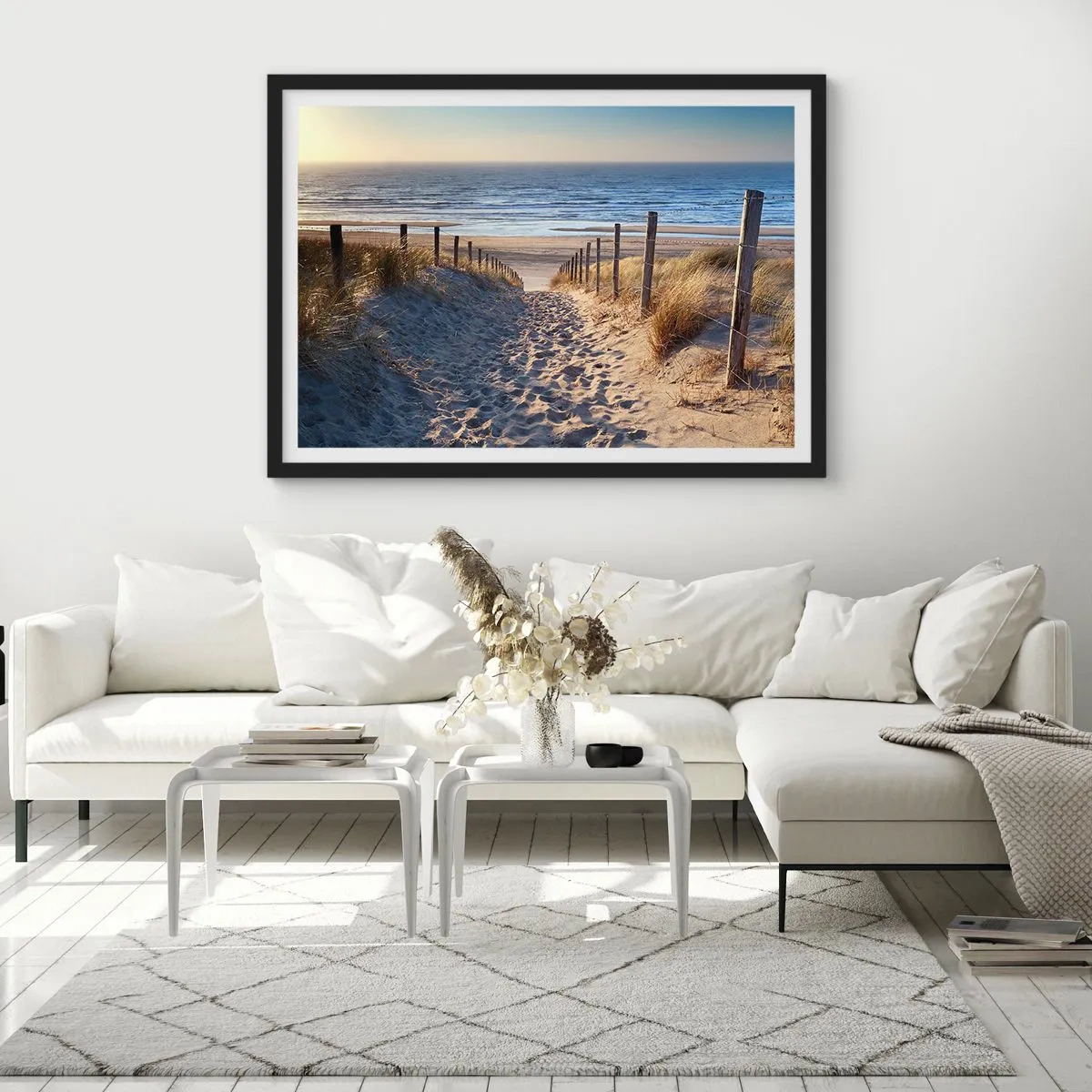 Pôster com moldura preta - O som do mar, o canto dos pássaros, a praia selvagem entre a relva... - 91x61 cm