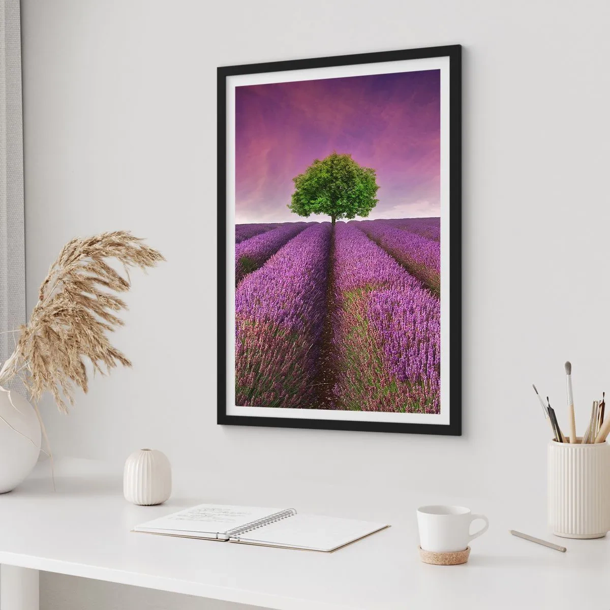 Pôster com moldura preta - Um campo de lavanda com uma árvore solitária contra um céu roxo - 50x70cm - Nos campos de lavanda - Decoração de parede moderna para a sala de estar e quarto ARTTOR