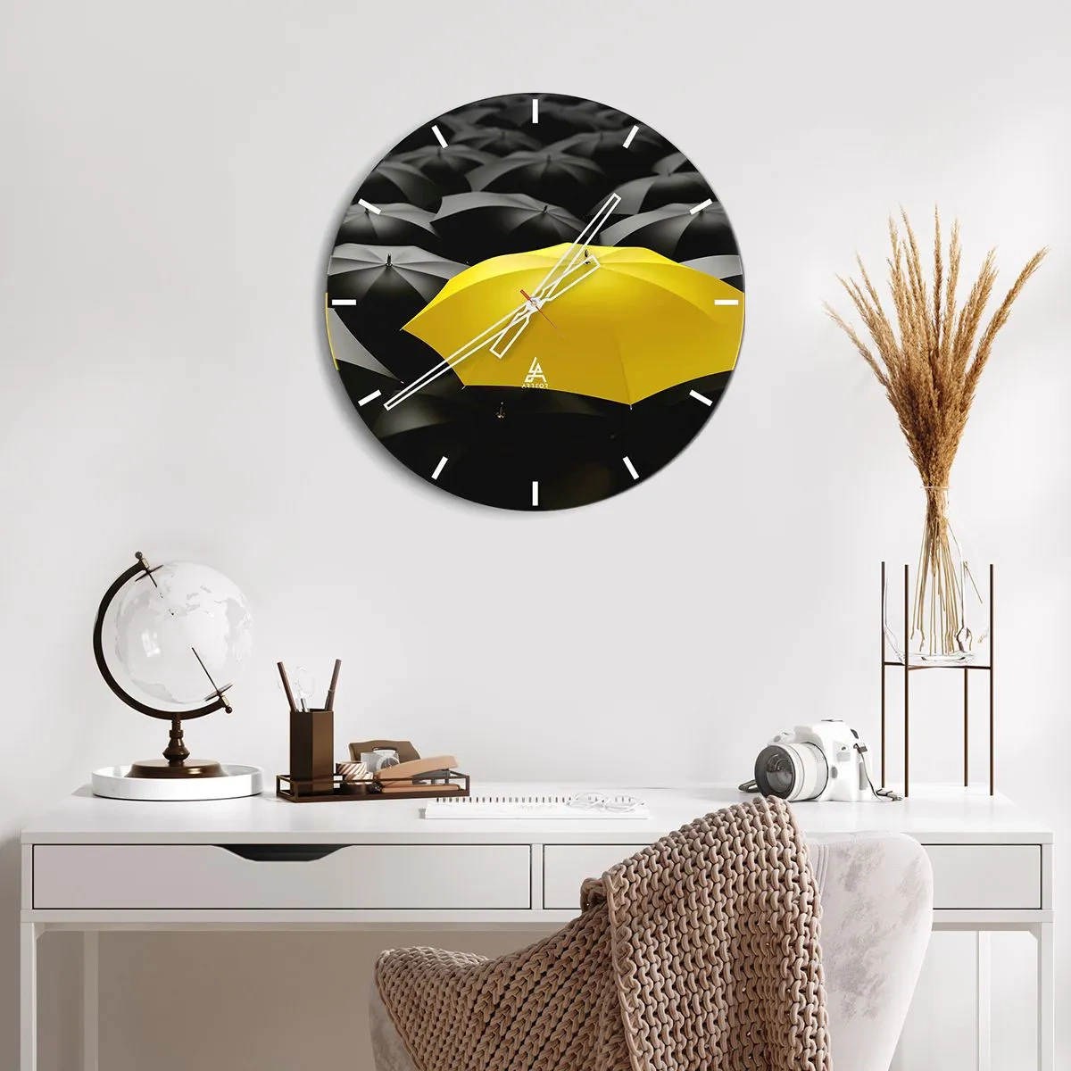 Relógio de parede - Relógio em vidro - Um guarda-chuva amarelo se destacando contra o fundo preto - 30x30cm - Adeus à tristeza - Decoração de parede moderna para a sala de estar, cozinha e quarto ARTTOR