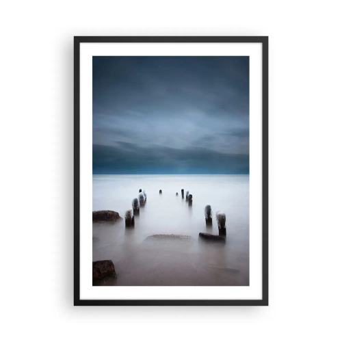 Pôster com moldura preta - Uma visão sombria de estacas de madeira na água - 50x70cm - Lago pensativo - Decoração de parede moderna para a sala de estar e quarto ARTTOR