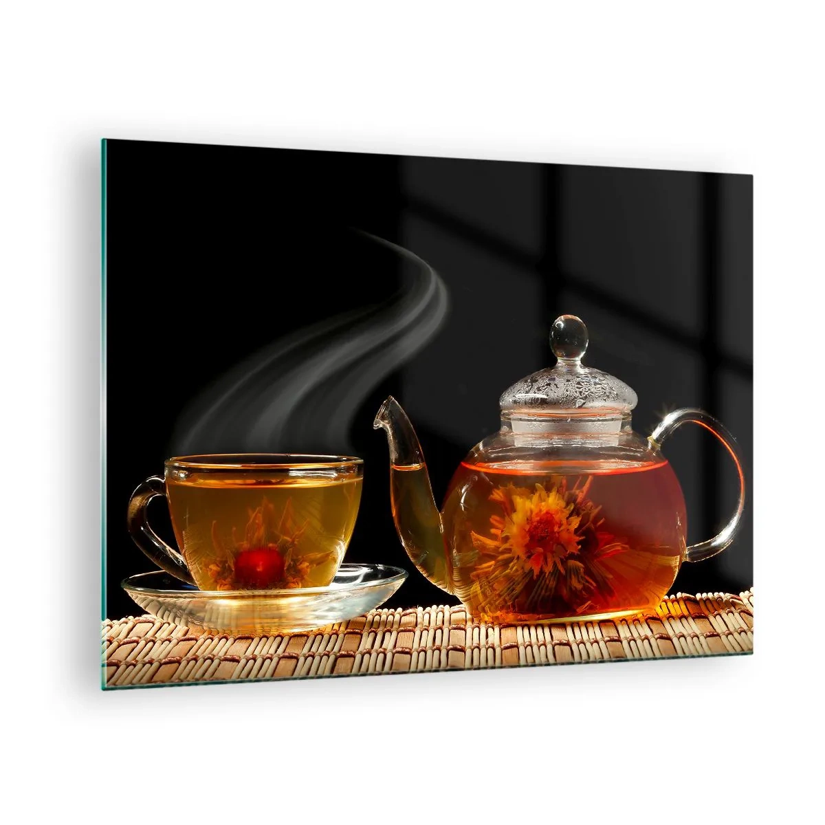 Quadro em vidro - Uma jarra de vidro e uma xícara de chá com uma flor em um fundo preto - 70x50cm - A magia e a arte de preparar chá - Decoração de parede moderna para a sala de estar e quarto ARTTOR