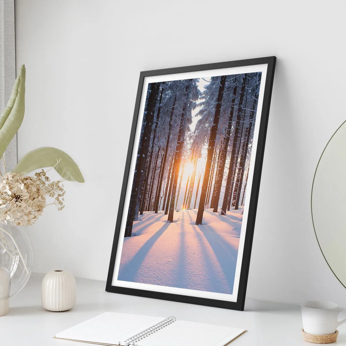 Pôster com moldura preta - Floresta de inverno com raios de sol brilhando através das árvores - 50x70cm - Preto no branco - Decoração de parede moderna para a sala de estar e quarto ARTTOR