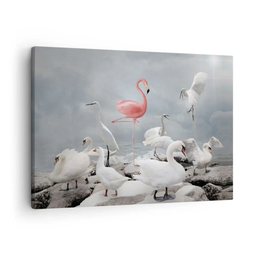 Quadro em tela - Um flamingo rosa entre cisnes brancos tendo como pano de fundo um lago - 70x50cm - Como vim parar aqui? - Decoração de parede moderna para a sala de estar e quarto ARTTOR