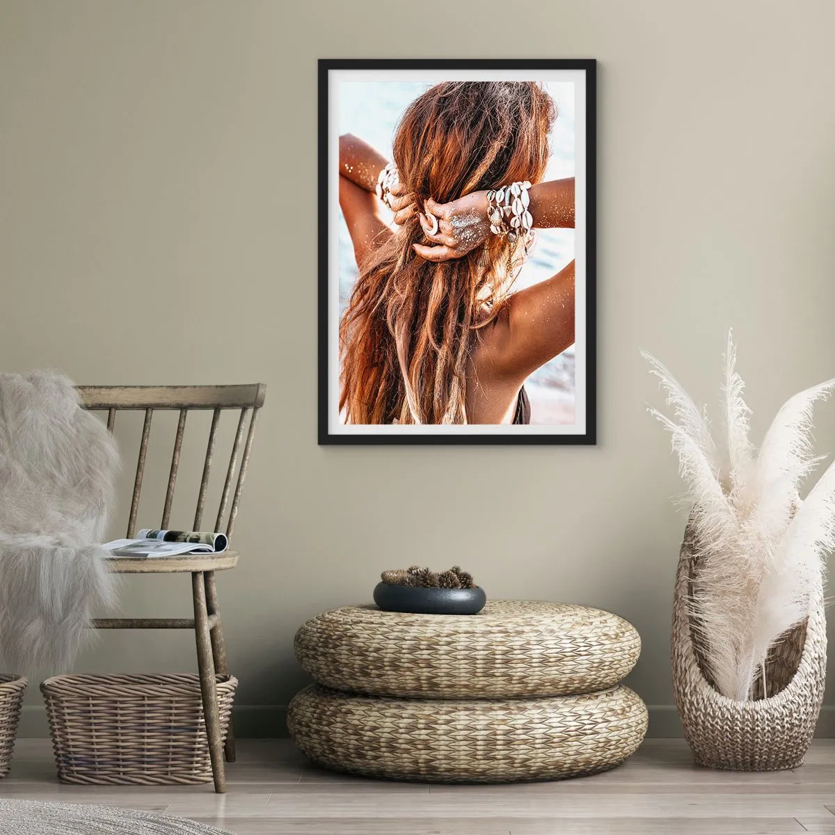 Pôster com moldura preta - Uma mulher com cabelos longos decorada com conchas à beira-mar - 50x70cm - Irmã da água e do sol - Decoração de parede moderna para a sala de estar e quarto ARTTOR