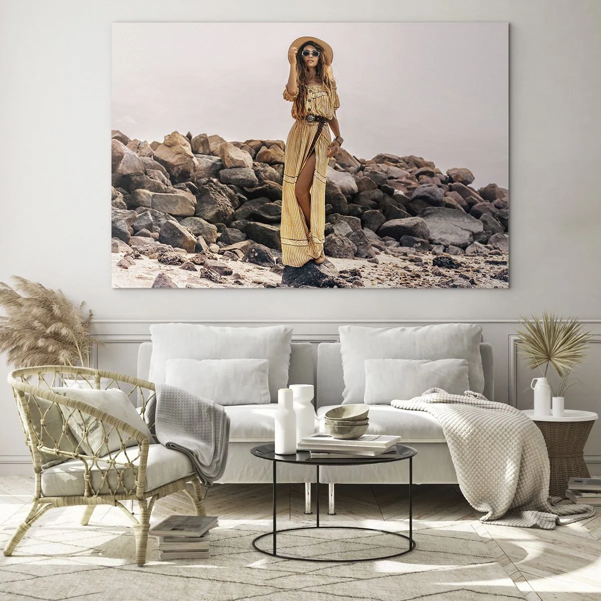 Quadro em vidro - Uma mulher com um vestido estilo boho em uma costa rochosa - 70x50cm - A magia das pedras - Decoração de parede moderna para a sala de estar e quarto ARTTOR