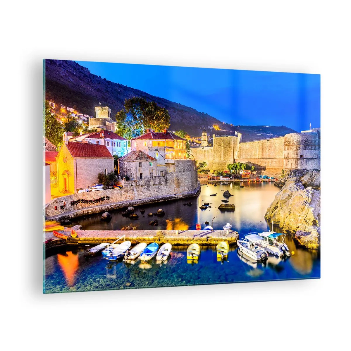 Quadro em vidro - Panorama noturno de Dubrovnik com barcos e muralhas da cidade - 70x50cm - Uma noite bem iluminada no Adriático - Decoração de parede moderna para a sala de estar e quarto ARTTOR