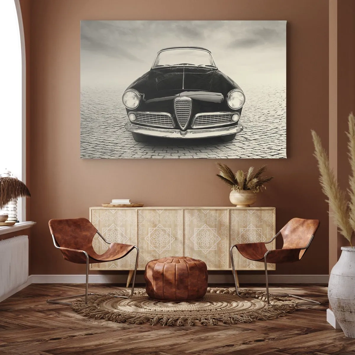 Quadro em tela - Um carro clássico em uma praça de paralelepípedos em estilo monocromático - 70x50cm - E como não me amar? - Decoração de parede moderna para a sala de estar e quarto ARTTOR