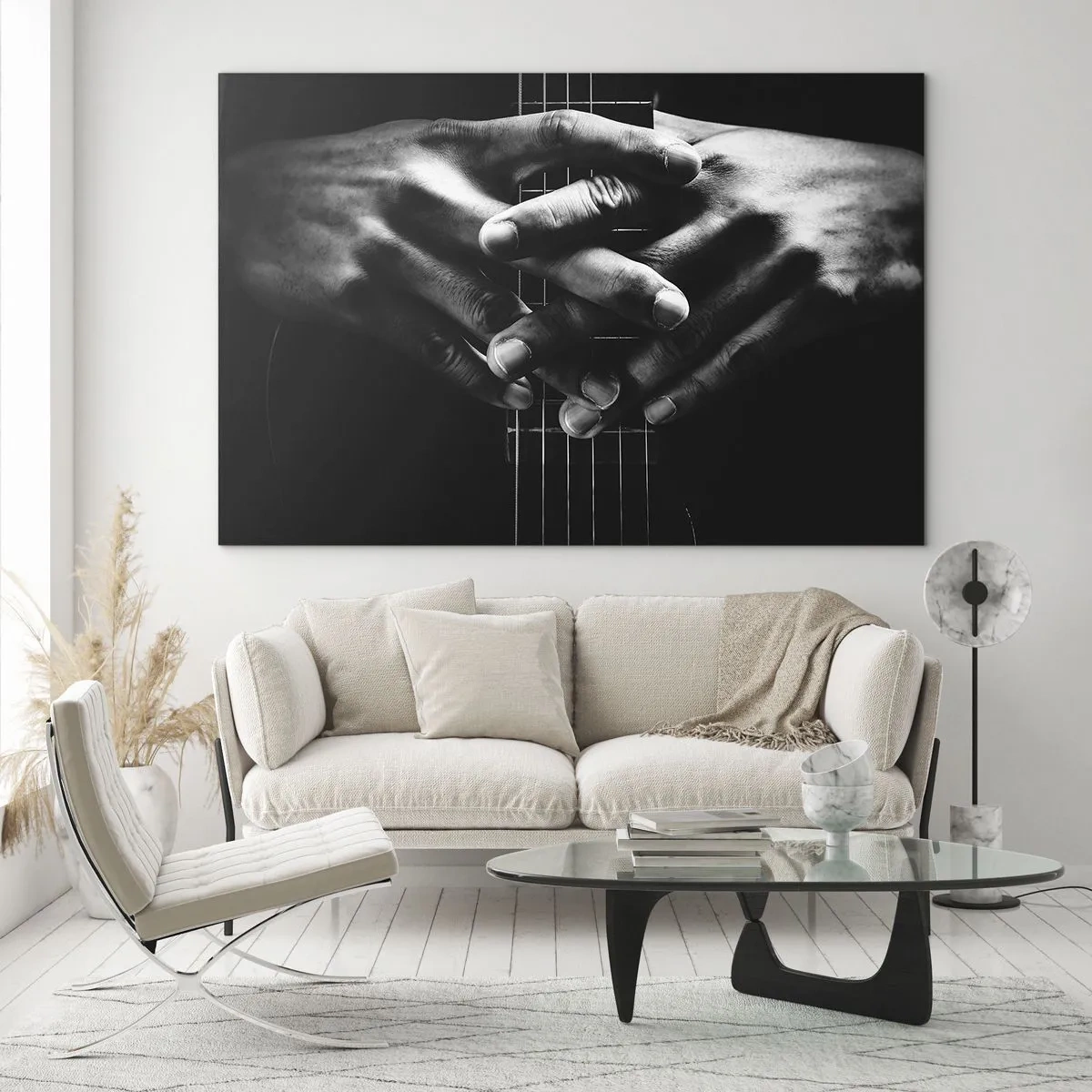 Quadro em vidro - Mãos postas apoiadas no braço da guitarra em preto e branco - 70x50cm - Oração do artista - Decoração de parede moderna para a sala de estar e quarto ARTTOR