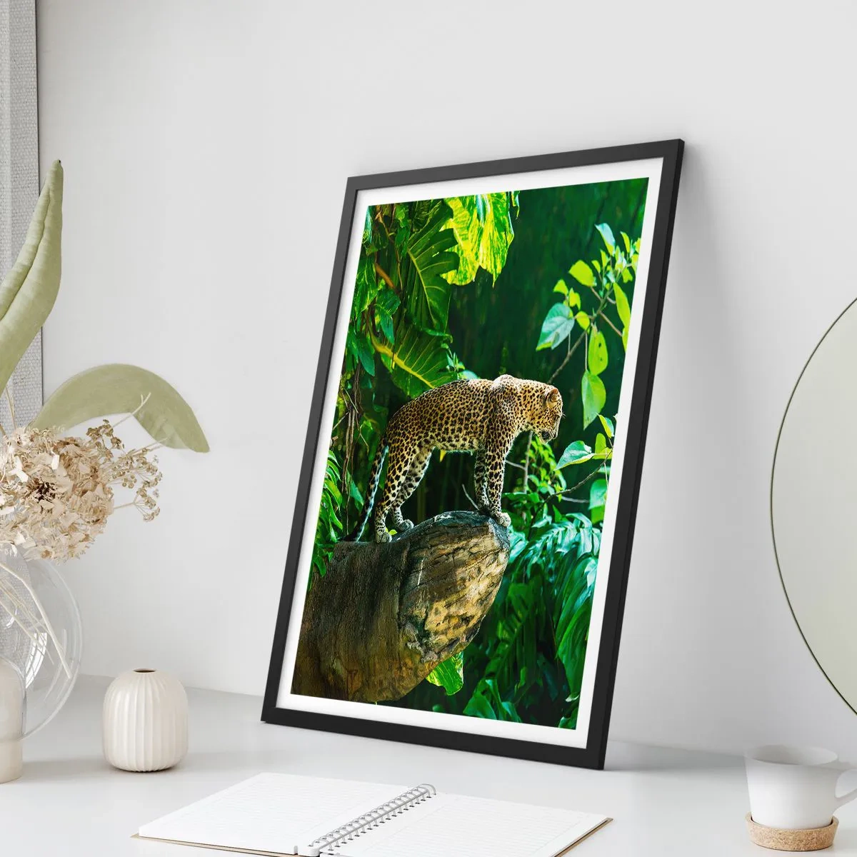 Pôster com moldura preta - Um leopardo em pé sobre uma rocha em uma floresta tropical - 50x70cm - Vamos caçar? - Decoração de parede moderna para a sala de estar e quarto ARTTOR