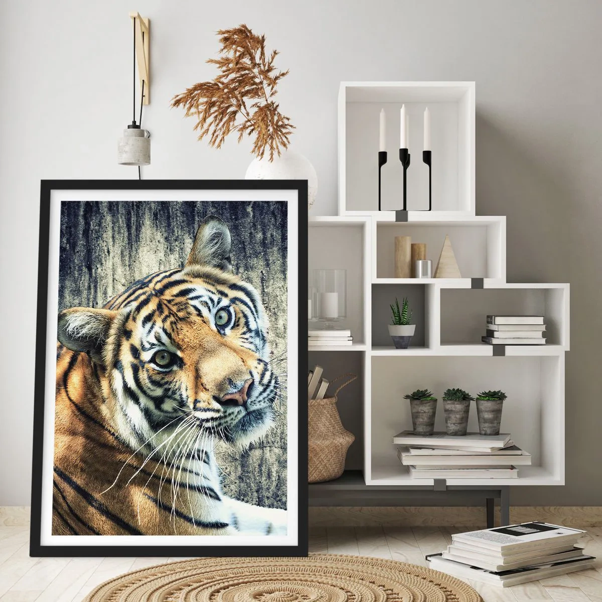 Pôster com moldura preta - Close-up de um tigre contra uma parede natural - 50x70cm - Retrato em feixes de luz - Decoração de parede moderna para a sala de estar e quarto ARTTOR