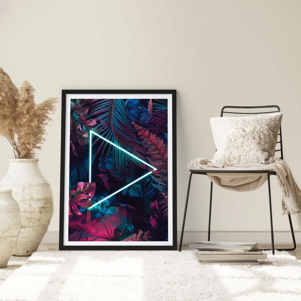 Pôster com moldura preta - Um triângulo neon contra um fundo de vegetação tropical escura. - 50x70cm - Jardim estilo discoteca - Decoração de parede moderna para a sala de estar e quarto ARTTOR