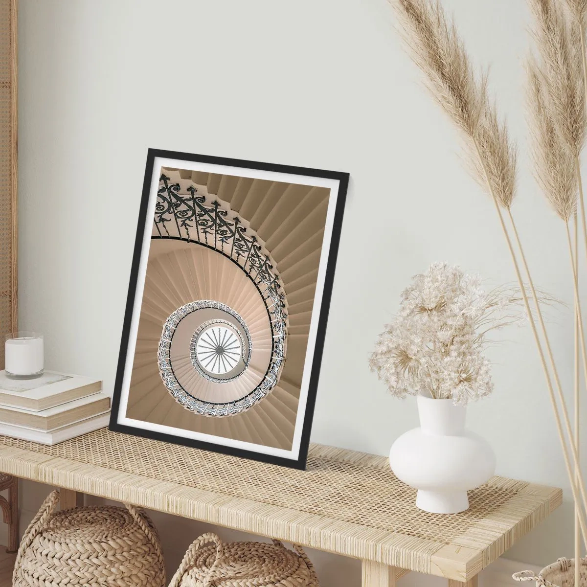 Pôster com moldura preta - Fotografia de uma escada em espiral com balaustrada decorativa - 50x70cm - Dentro da casca - Decoração de parede moderna para a sala de estar e quarto ARTTOR