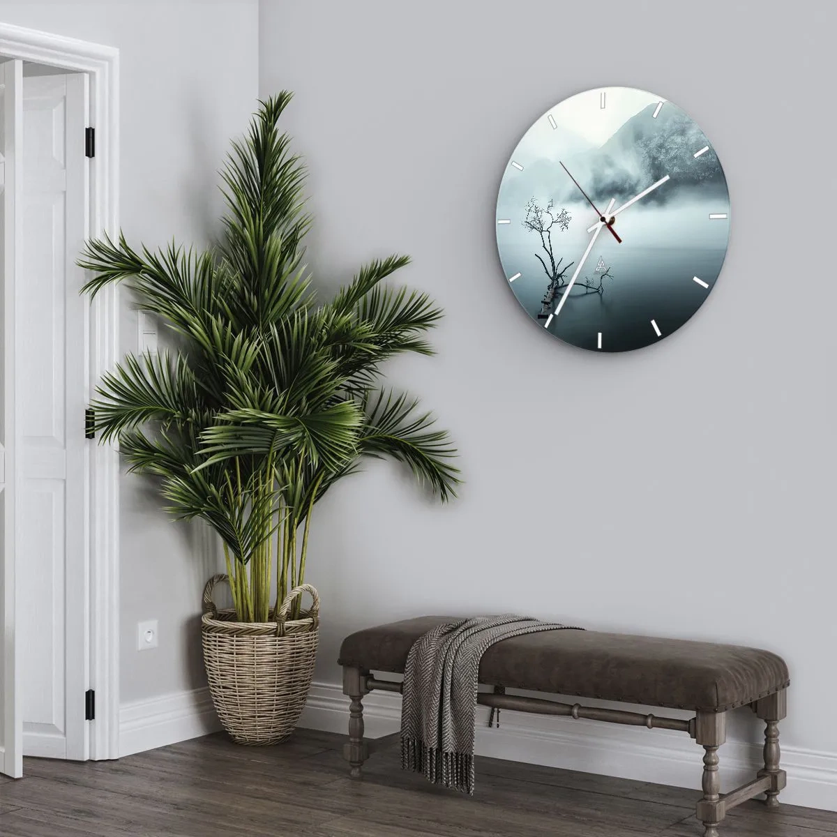 Relógio de parede - Relógio em vidro - Uma árvore em uma passarela inundada em meio à neblina e às montanhas - 30x30cm - Da água e da neblina - Decoração de parede moderna para a sala de estar, cozinha e quarto ARTTOR