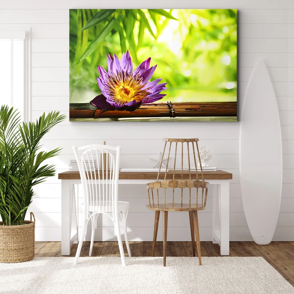Quadro em tela - Flor de lótus roxa sobre um fundo de folhas verdes de bambu - 70x50cm - Sob o sol asiático - Decoração de parede moderna para a sala de estar e quarto ARTTOR