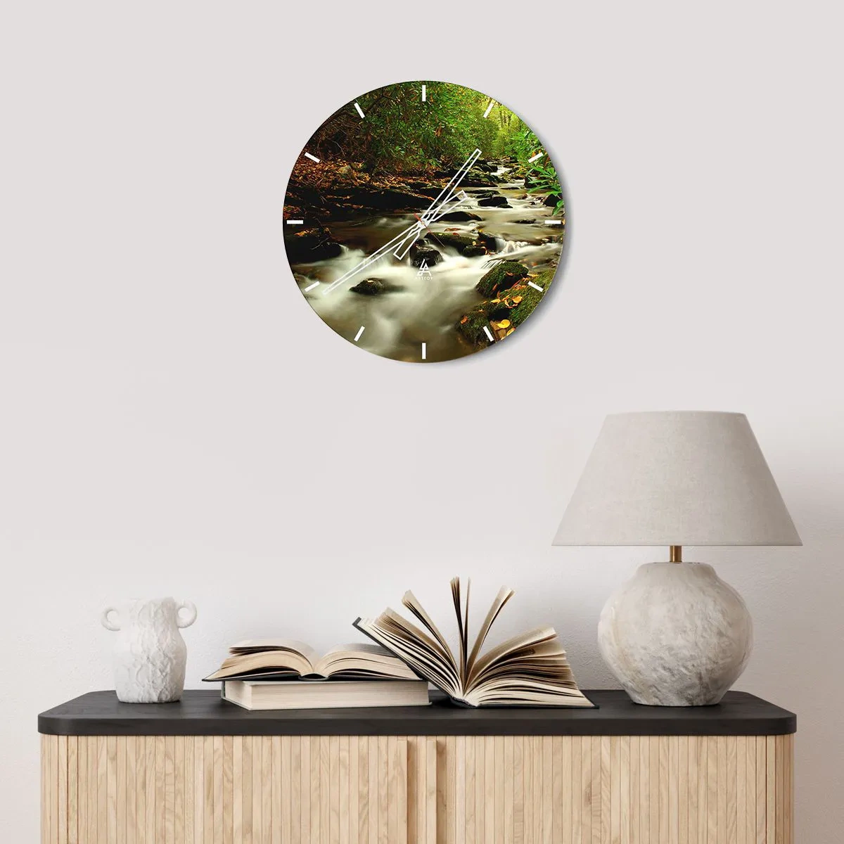 Relógio de parede - Relógio em vidro - Um riacho na floresta cercado por vegetação - 30x30cm - Como prata líquida - Decoração de parede moderna para a sala de estar, cozinha e quarto ARTTOR