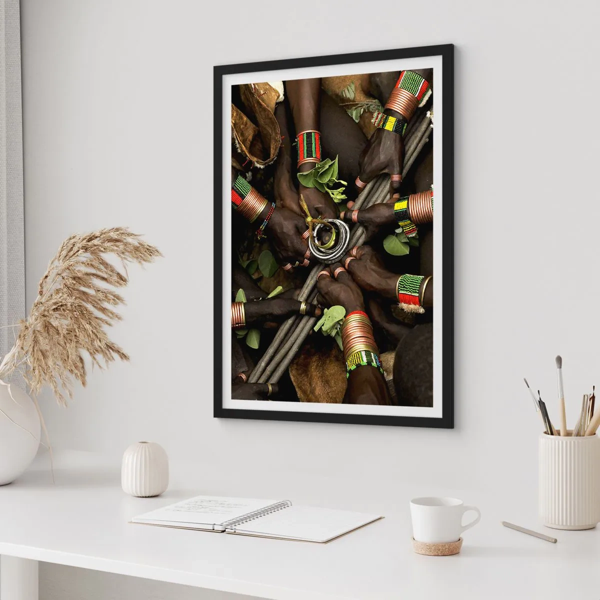 Pôster com moldura preta - Mãos em pulseiras tradicionais, num gesto de comunidade - 50x70cm - Estamos juntos - Decoração de parede moderna para a sala de estar e quarto ARTTOR