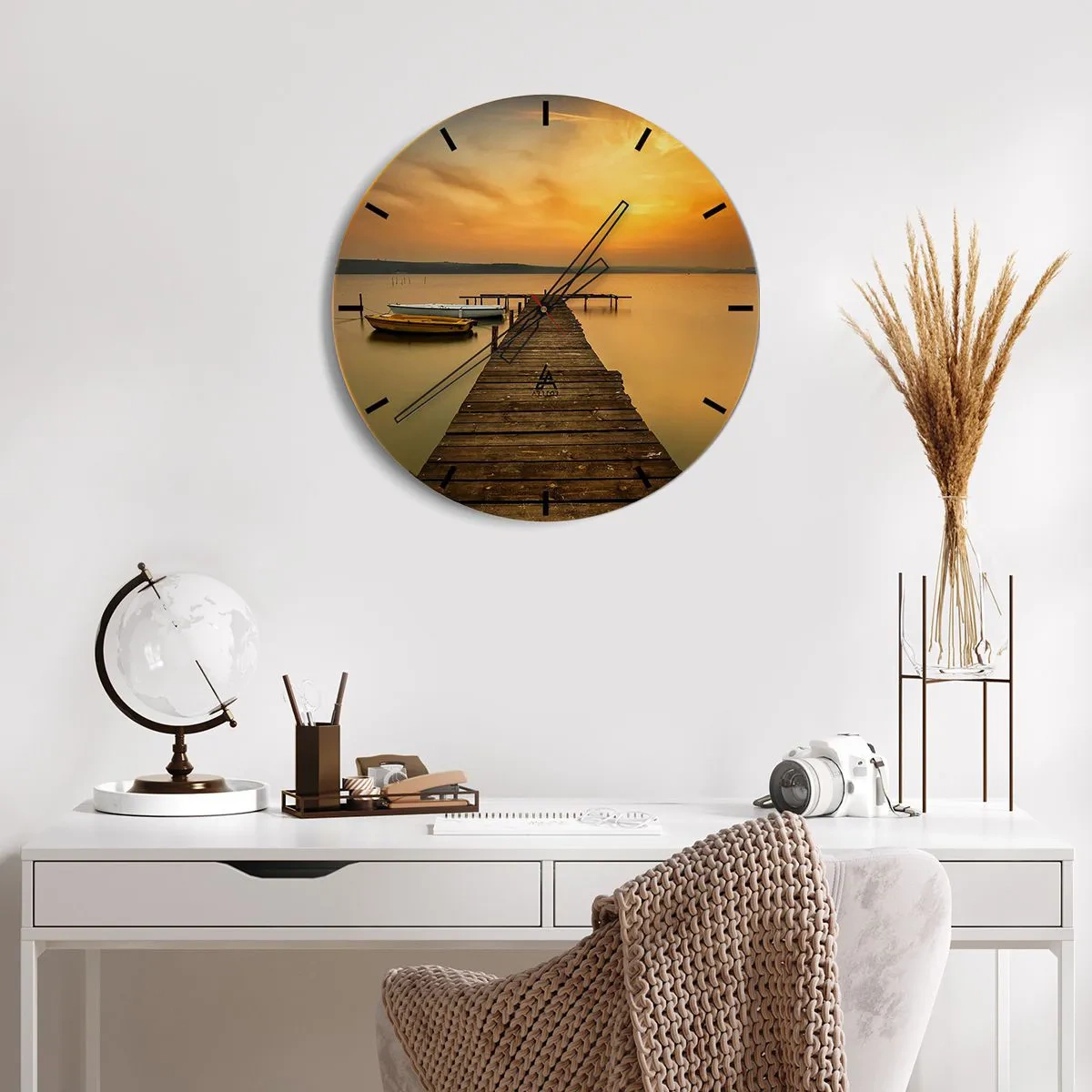 Relógio de parede - Relógio em vidro - Um cais de madeira em um lago ao pôr do sol com um barco ao fundo - 30x30cm - Abrirei o céu dourado para vós - Decoração de parede moderna para a sala de estar, cozinha e quarto ARTTOR