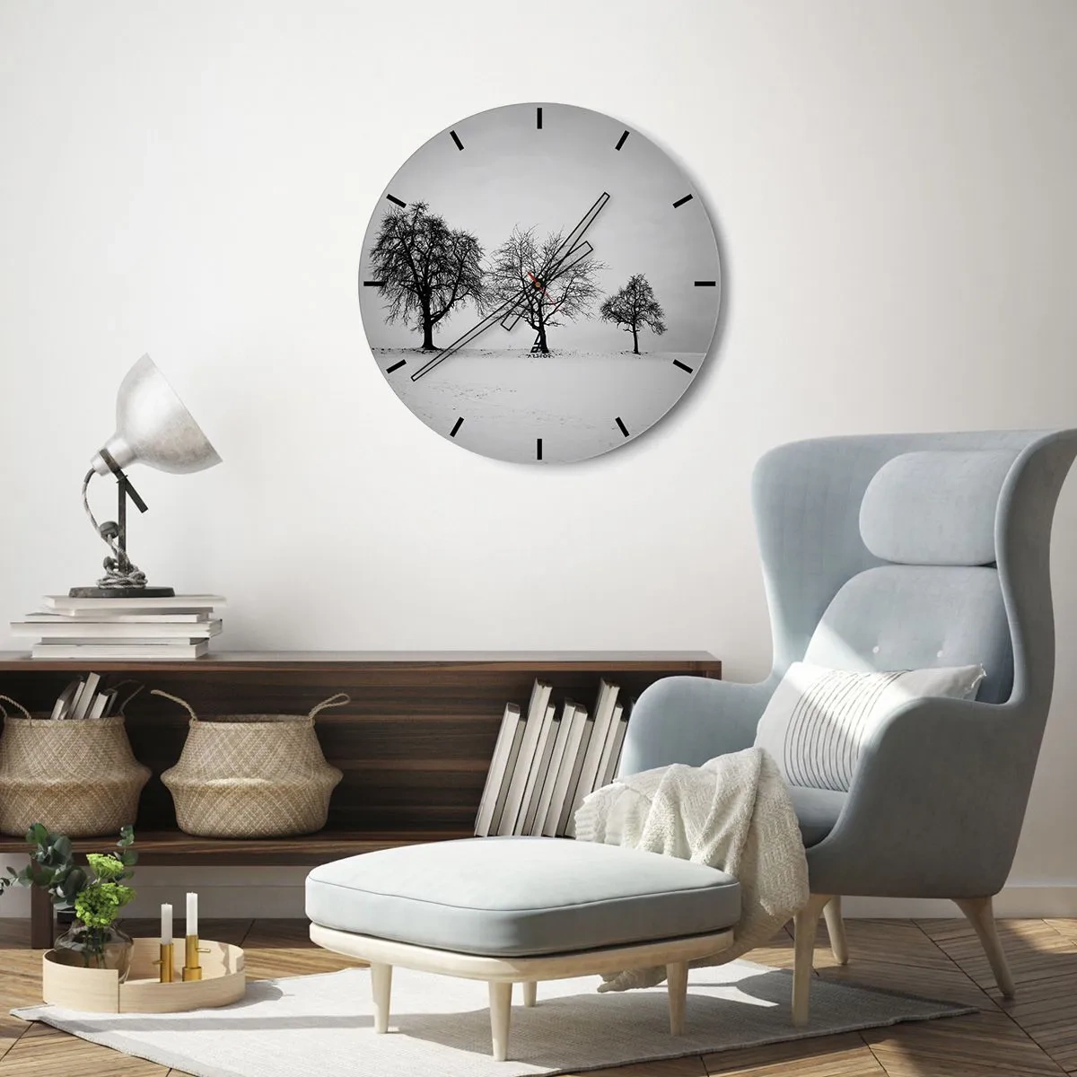 Relógio de parede - Relógio em vidro - Três árvores solitárias em um campo nevado em preto e branco. - 30x30cm - Com que sonham elas? - Decoração de parede moderna para a sala de estar, cozinha e quarto ARTTOR
