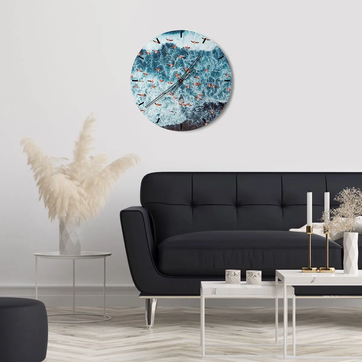 Relógio de parede - Relógio em vidro - Um bando de flamingos sobre as ondas do mar visto de uma perspectiva aérea - 30x30cm - Desfile à beira-mar - Decoração de parede moderna para a sala de estar, cozinha e quarto ARTTOR