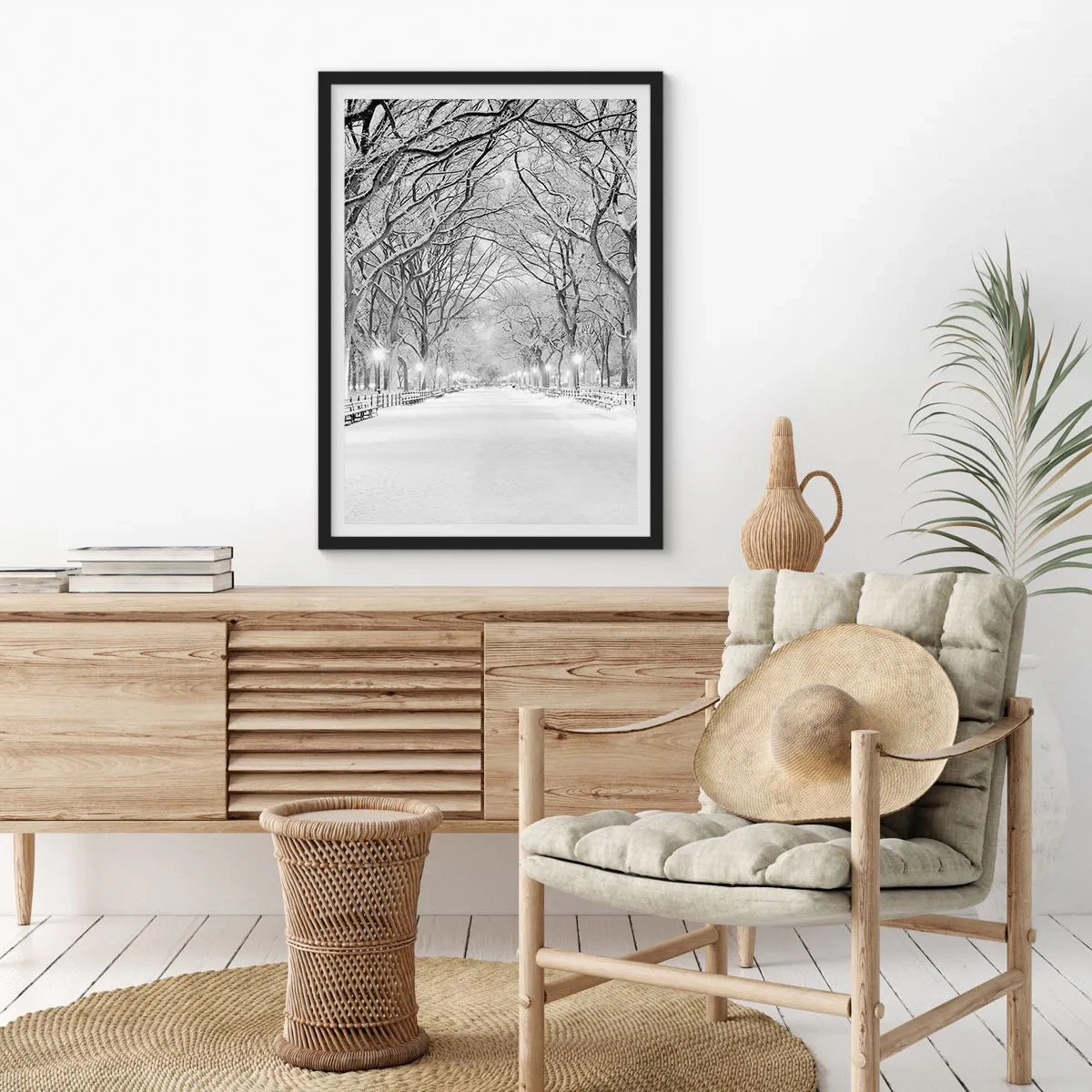 Pôster com moldura preta - Uma avenida de inverno com árvores cobertas de neve no parque - 50x70cm - Quatro estações - inverno - Decoração de parede moderna para a sala de estar e quarto ARTTOR