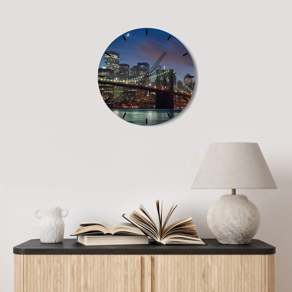 Relógio de parede - Relógio em vidro - Ponte do Brooklyn com vista da cidade à noite - 30x30cm - Noite brilhante - Decoração de parede moderna para a sala de estar, cozinha e quarto ARTTOR