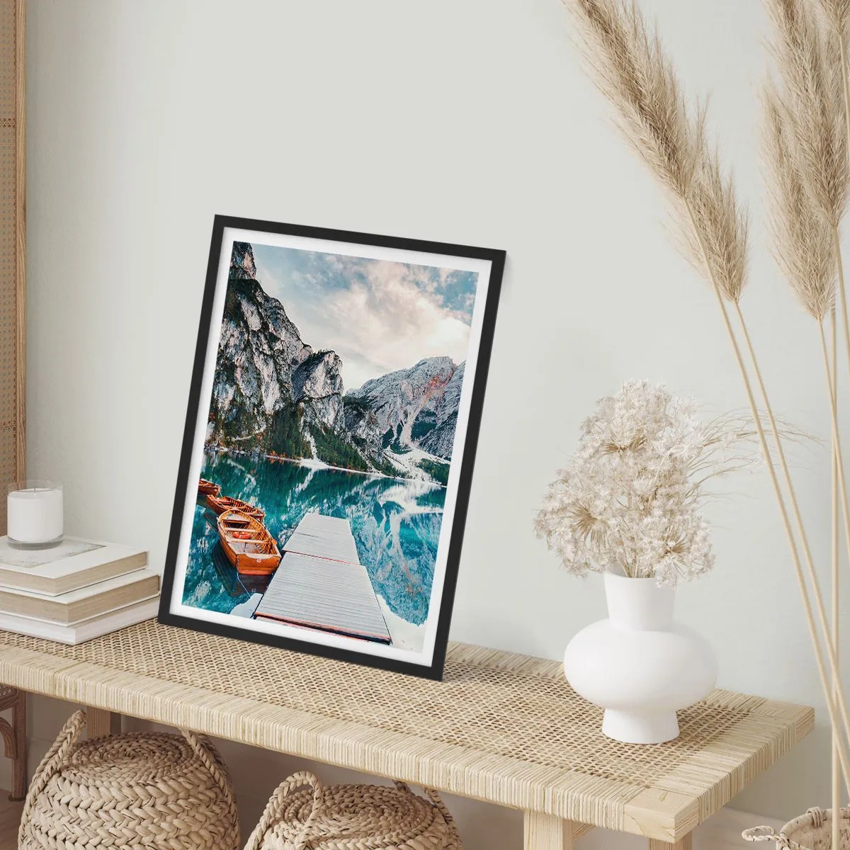 Pôster com moldura preta - Um lago de montanha com barcos de madeira e um píer - 50x70cm - Vamos mostrar-lhe a beleza - Decoração de parede moderna para a sala de estar e quarto ARTTOR