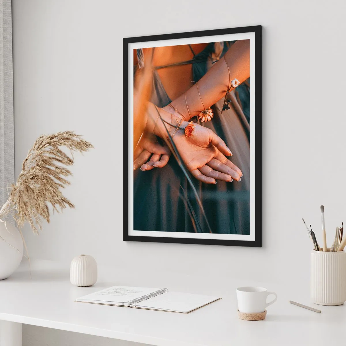 Pôster com moldura preta - Mãos entrelaçadas com delicadas flores em luz dourada - 50x70cm - Ligada à natureza - Decoração de parede moderna para a sala de estar e quarto ARTTOR