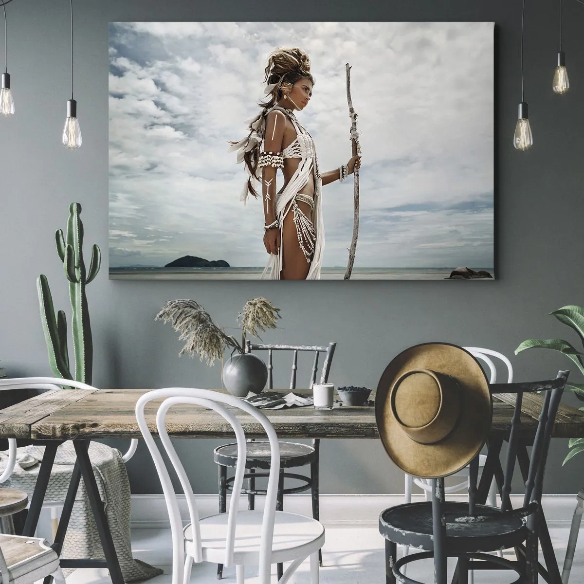 Quadro em tela - Mulher estilizada na praia com ornamentos étnicos e um bastão - 70x50cm - Rainha dos trópicos - Decoração de parede moderna para a sala de estar e quarto ARTTOR