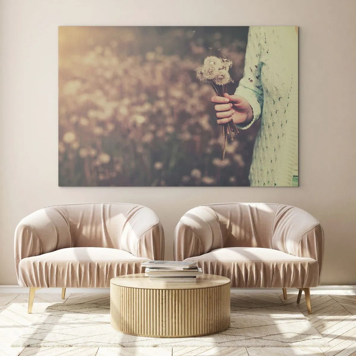 Quadro em vidro - Uma mão segurando um buquê de dentes-de-leão contra um campo desfocado - 70x50cm - Fique com isto, por favor - Decoração de parede moderna para a sala de estar e quarto ARTTOR